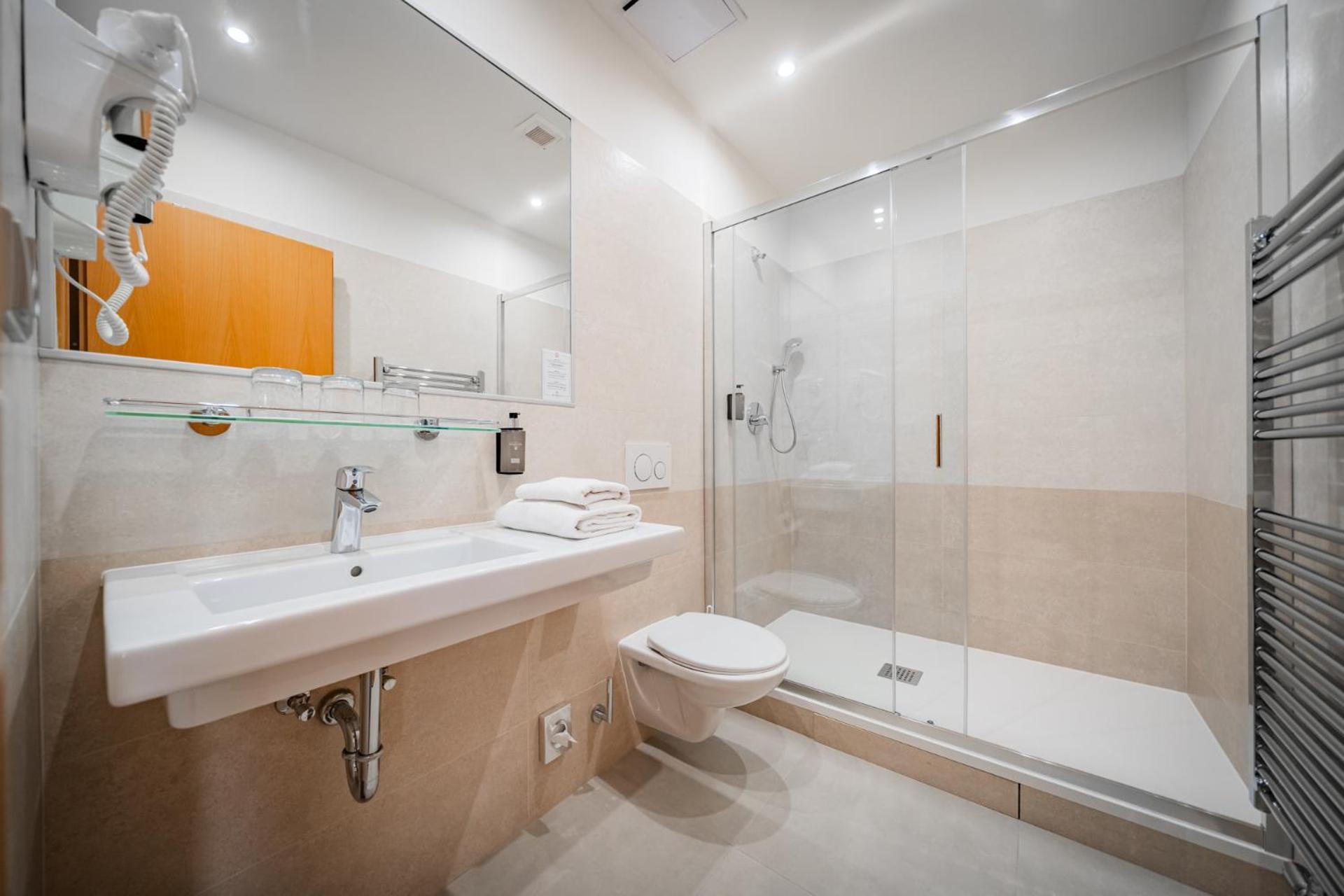 Atos Hotel 3*