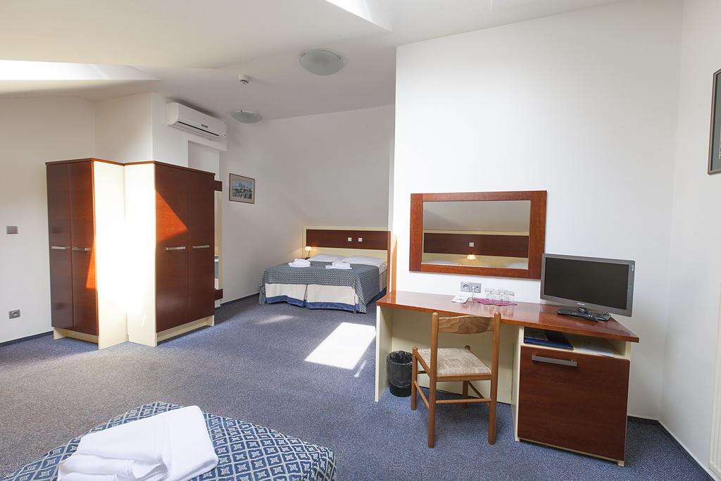 Otel Atos 3*