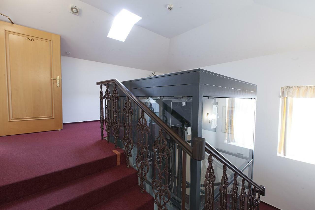 Otel Atos 3*